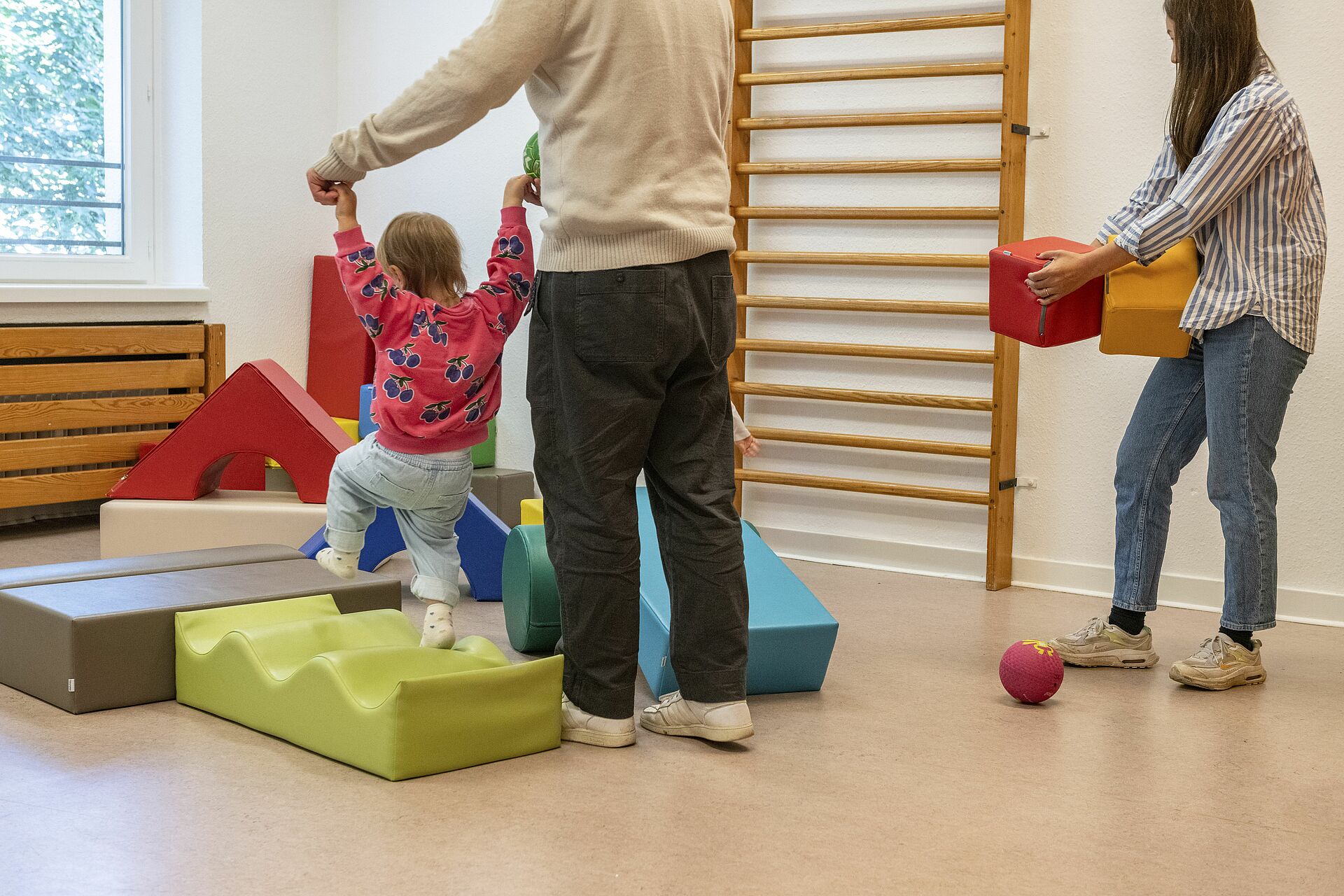 Papa und Baby Sprossenwand