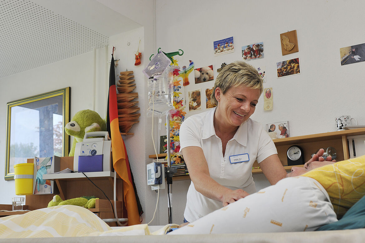 Intensive Pflege Für Menschen Im Wachkoma, Mit Langzeitbeatmung Oder ...