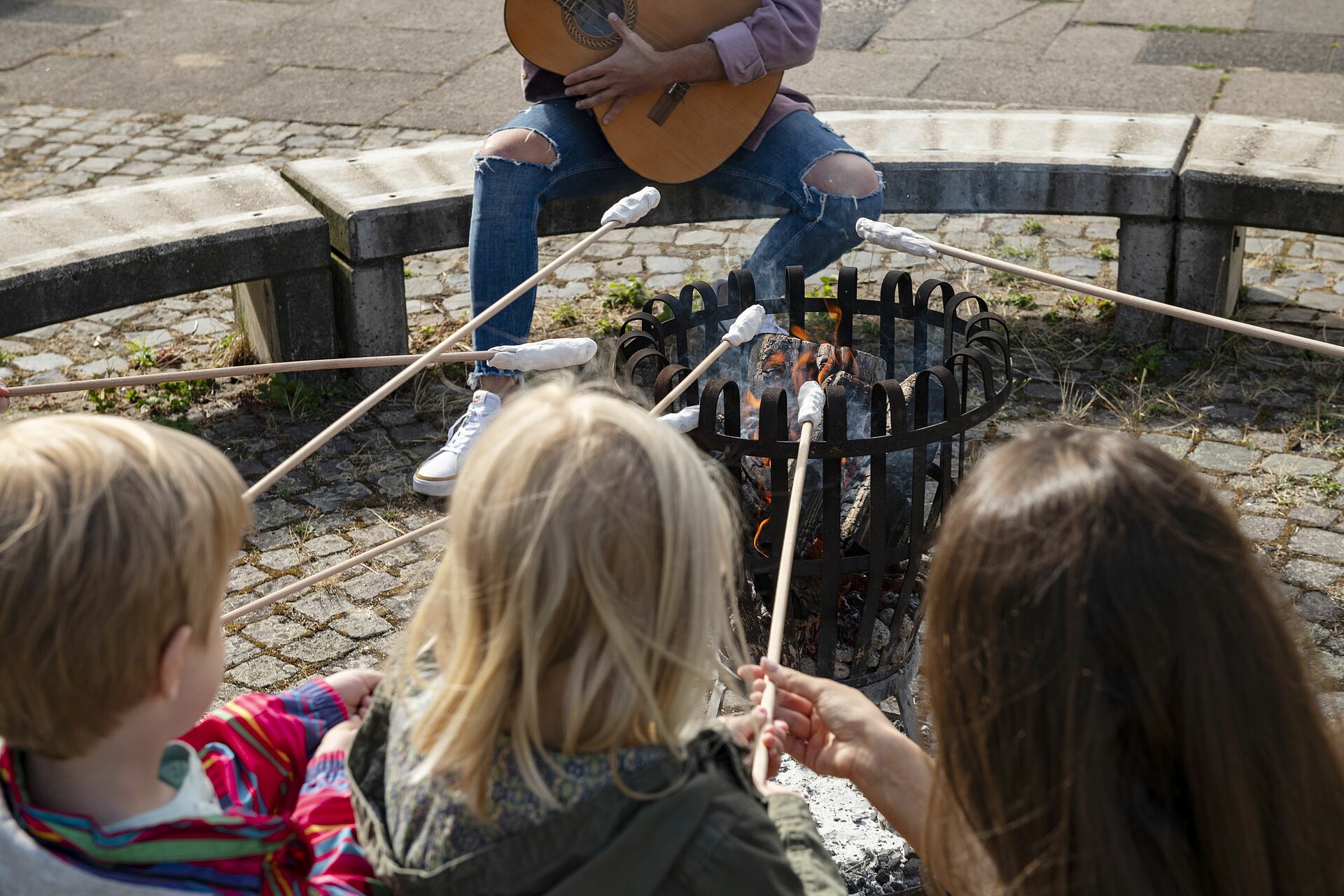 Mit Gitarre und Gesang am Lagerfeuer für Eltern und Kinder