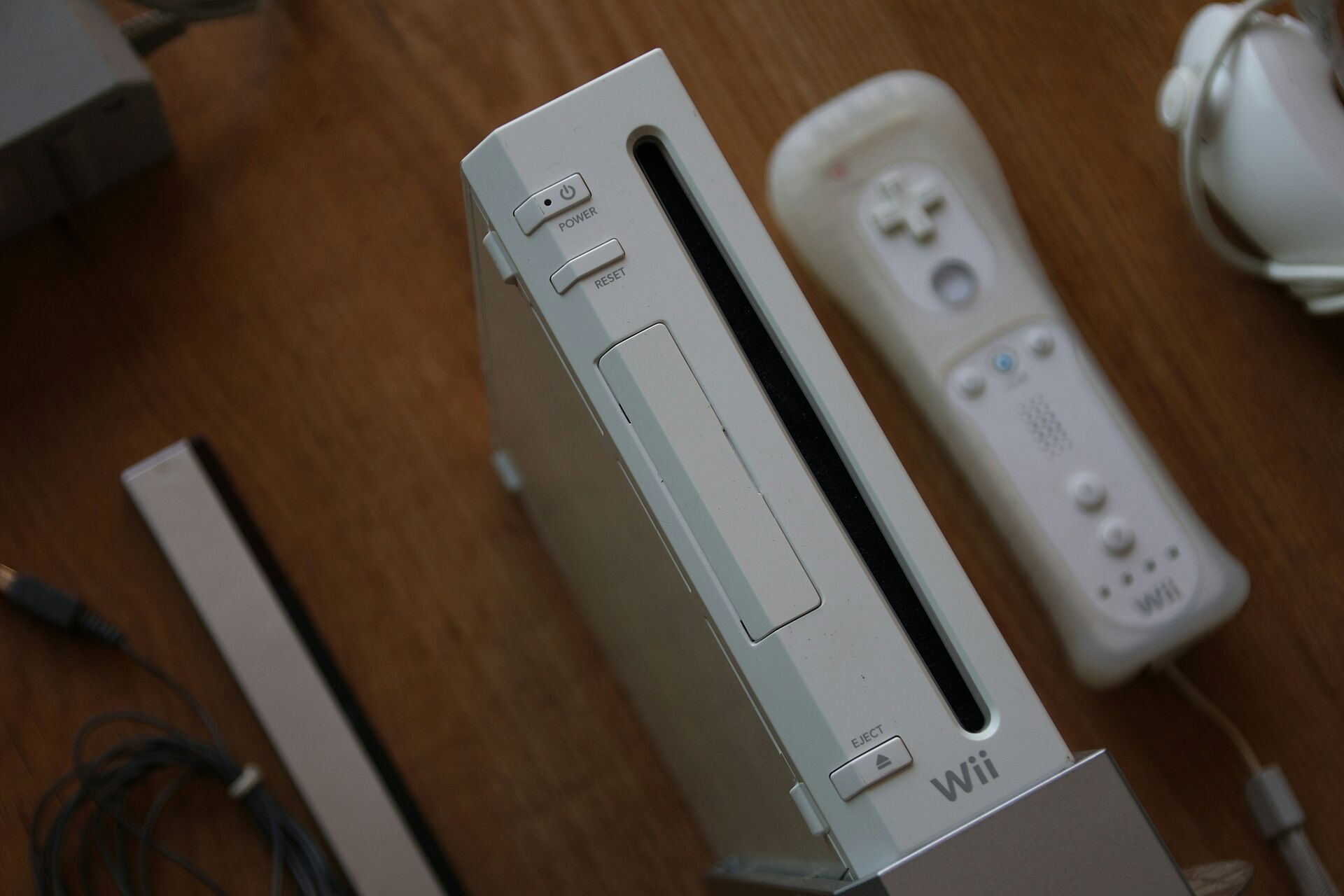 Eine Wii Konsole mit Wii Fernbedienung