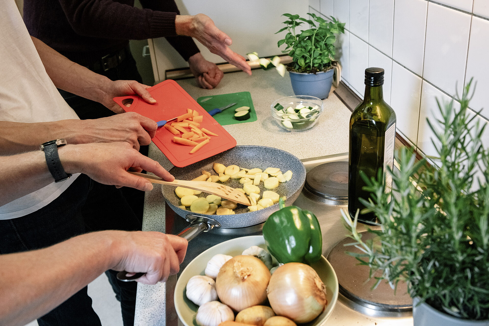 Eltern kochen gesund und lecker mit ihren Kindern (2025)